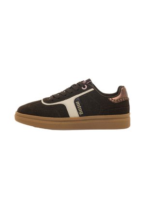 Schwarze Wildleder-Sneaker mit einem weißen seitlichen Streifen, pinken Akzenten und einer bronzearmen strukturierten Ferse. Verfügt über ein Schnürdesign und eine Gummisohle.