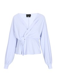 Top avvolgente di un blu chiaro realizzato in tessuto morbido, con maniche lunghe, un design ancorato frontalmente e una scollatura a V con una chiusura sul retro.