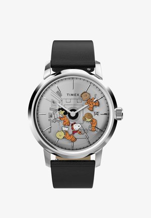 Timex-horloge met een zilveren wijzerplaat waarop cartoonfiguren in oranje pakken staan afgebeeld. Zwarte leren band, ronde behuizing van roestvrij staal, datumweergave.