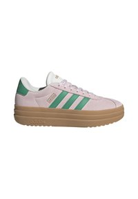 Roze suède sneaker met een groen drie-strepen ontwerp, een witte leren tong en een tan rubberen zool. Kenmerkt zich door een low-profile, gevoerde silhouet.