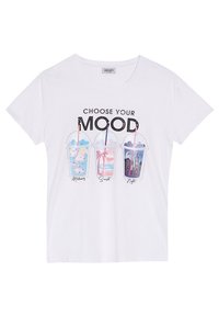 Hvid T-shirt med teksten "Vælg dit humør" over tre drikkekopper, der viser morgen-, solnedgangs- og natte-scener med sugerør.