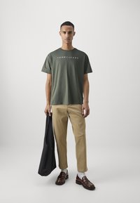 Tommy Jeans LINEAR LOGO TEE  - Trükipildiga T-särk - fatigue green