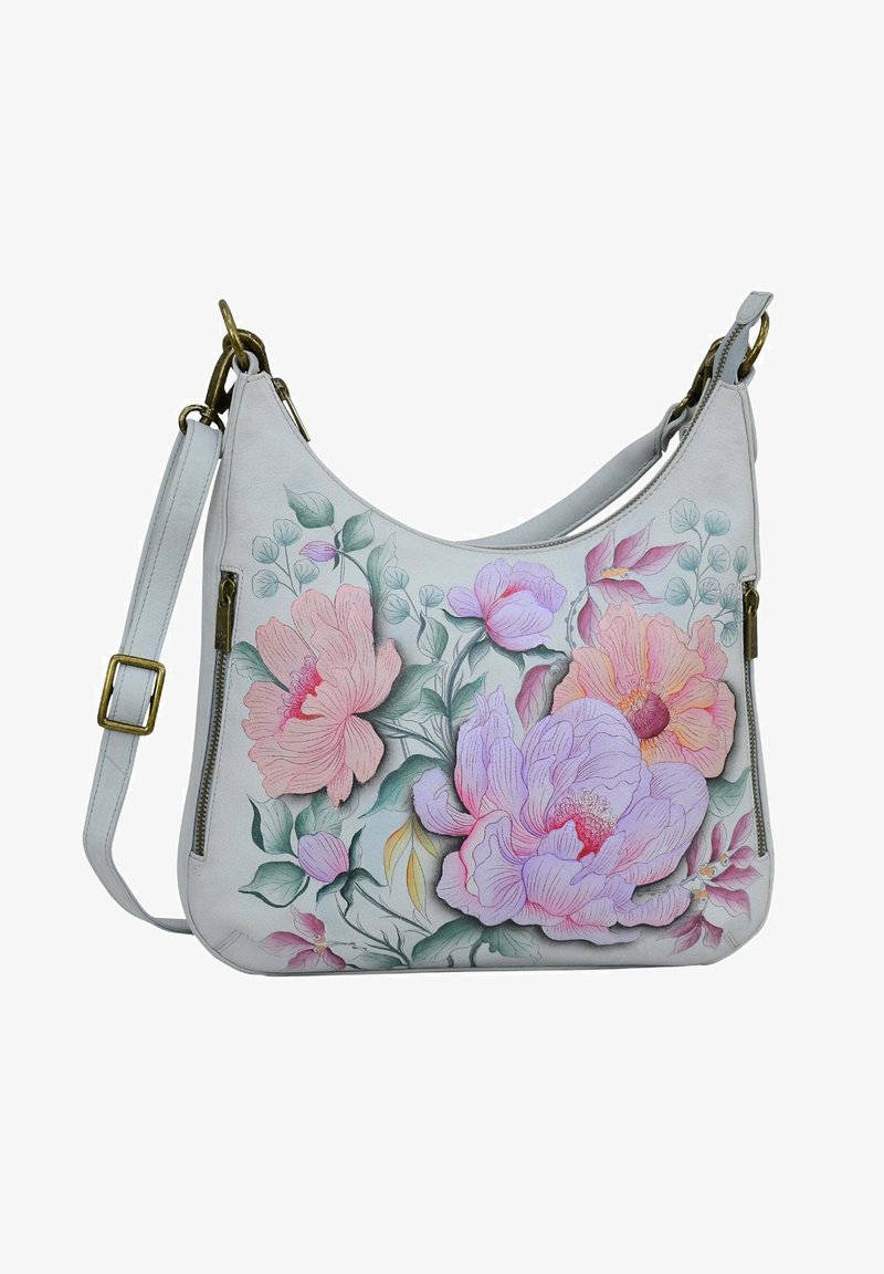 Lichtgrijze leren schoudertas met embossing van bloemenontwerpen in roze en paars, met gouden hardware en een ritszak.