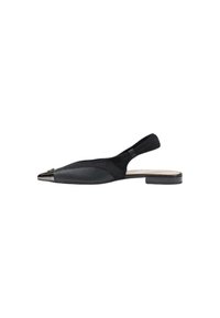 Escarpin noir à bride arrière avec un dessus en mesh texturé, un bout pointu et des accents métalliques sur le capuchon. Design de talon bas.