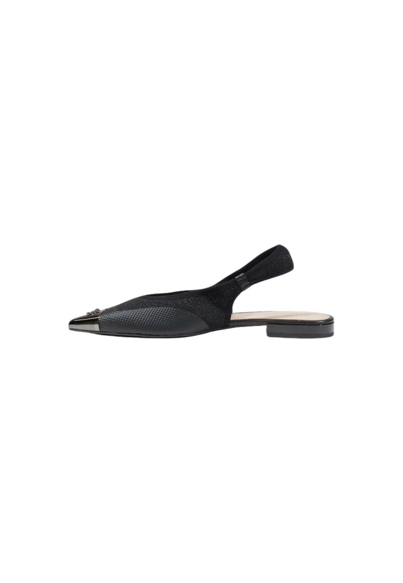 Escarpin noir à bride arrière avec un dessus en mesh texturé, un bout pointu et des accents métalliques sur le capuchon. Design de talon bas.