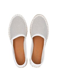 Weiße Mesh-Slipper mit einer glatten braunen Innensohle, die dekorative Nähte am Rand und ein klassisches Design aufweisen.