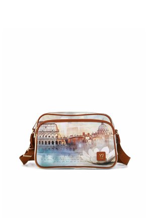 Borsa a tracolla con rifiniture marroni, con stampa ad acquerello di monumenti romani, un fiore bianco e dettagli scritti sulla tasca frontale.