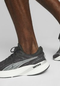 Puma MAGNIFY NITRO - Tekaški copati za cesto - black/white/silver