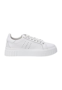 Białe skórzane sneakersy z płaską, żłobioną gumową podeszwą; cechy obejmują okrągły czubek, sznurowane z przodu oraz perforacje po bokach dla wentylacji.