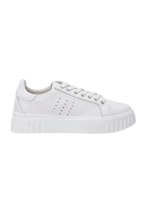 Białe skórzane sneakersy z płaską, żłobioną gumową podeszwą; cechy obejmują okrągły czubek, sznurowane z przodu oraz perforacje po bokach dla wentylacji.