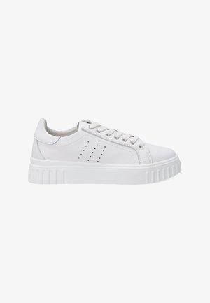 Weiße Leder-Sneaker mit einer flachen, strukturierten Gummisohle; Merkmale sind runde Zehen, Schnürverschluss vorne und seitliche Perforationen zur Belüftung.