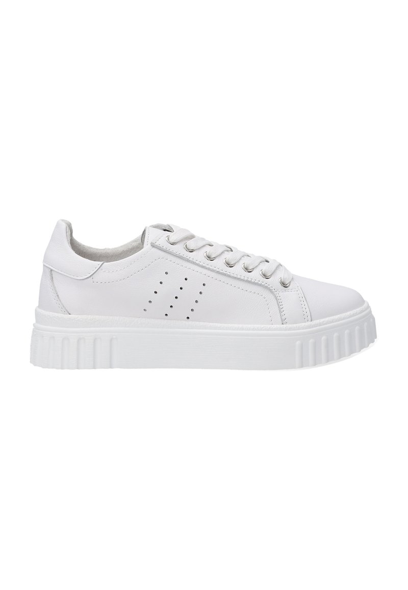 Białe skórzane sneakersy z płaską, żłobioną gumową podeszwą; cechy obejmują okrągły czubek, sznurowane z przodu oraz perforacje po bokach dla wentylacji.