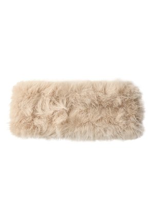 Coussin rectangulaire beige en fausse fourrure douce avec une texture dense et duveteuse et une longueur de fibre légèrement inégale sur fond blanc.