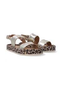 Zlaté metalické sandály s leopardím potiskem na platformě. Mezi vlastnosti patří dva široké pásky a nastavitelné překlopení na kotníku. Rovná podrážka.