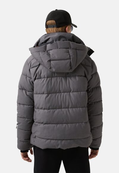 Grå polstret jakke med hætte, der har et quiltet design, tyk fyldning og en glat tekstur. Indeholder justerbare detaljer og lynlås lukning.