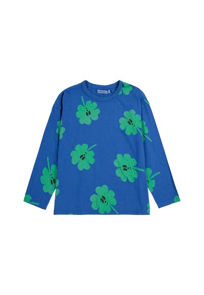 Blaues Langarm-T-Shirt mit einem wiederholten grünen Kleeblattmuster und schwarzen Akzenten, aus weichem Baumwollmaterial gefertigt.