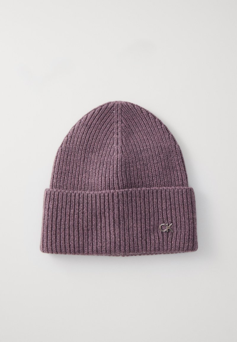 Μωβ πλεκτό σκουφάκι με ριγωτή υφή, που διαθέτει διπλωμένο τελείωμα και μια μικρή ασημί λογότυπο λεπτομέρεια μπροστά.