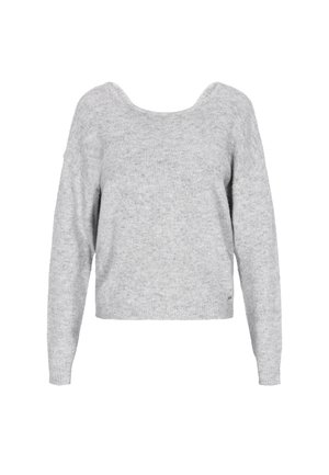 Hellegrau gestrickter Pullover mit langen Ärmeln und einem weiten, runden Halsausschnitt, auf einem schlichten weißen Hintergrund präsentiert.