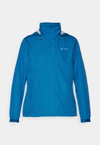 Veste imperméable bleue avec un col montant, une capuche réglable, une fermeture éclair frontale et deux poches latérales. Tissu texturé avec détail du logo.