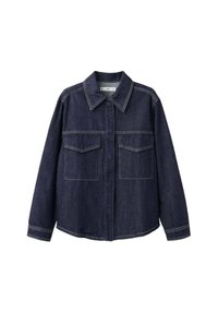 Giacca di jeans blu scuro con colletto strutturato, chiusura frontale con bottoni e due tasche sul petto. Dettagli di cuciture a contrasto sulle cuciture.