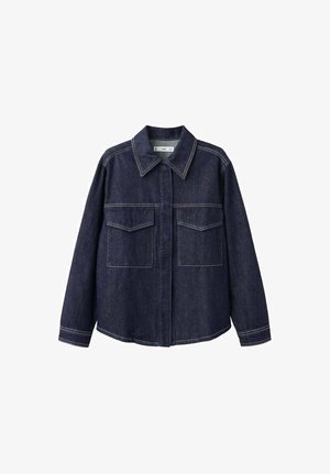 Kurtka dżinsowa w ciemnym niebieskim kolorze z usztywnionym kołnierzem, zapięciem na guziki z przodu oraz dwoma kieszeniami na piersi. Detale kontrastowego przeszycia na szwach.