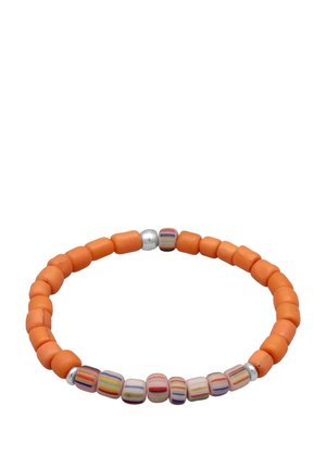 Bracelet extensible avec perles orange mates, perles argentées et perles rayées multicolores formant un motif répétitif.
