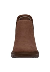 Stivale alla caviglia in pelle marrone con superficie texturizzata, punta arrotondata e una piccola tab di estrazione sul retro. Cuciture a contrasto lungo i bordi.
