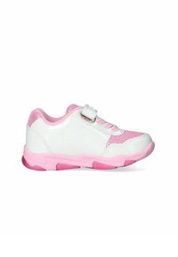 Scarpa sportiva bianca e rosa con tomaia in rete, cinturino a strappo, colletto imbottito e suola in gomma testurizzata. Design sagomato per supporto.