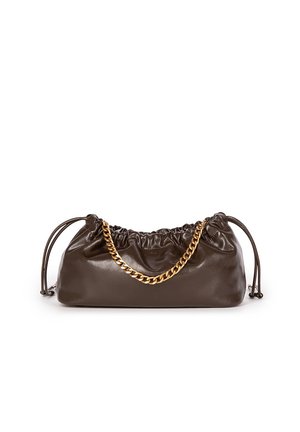 Dunkelbraune weiche Lederhandtasche mit gerafftem oberen Teil und goldener Kettenriemen, vor einem weißen Hintergrund platziert.