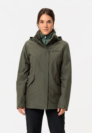 Waterdichte groene jas met capuchon, voorzien van een ritssluiting aan de voorkant, zijzakken en een logo op de linkerborst. Gladde textuur en getailleerde pasvorm.