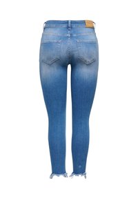 Vue arrière d’un jean skinny bleu délavé avec deux poches arrière, des ourlets effilochés et un patch en cuir marron clair marqué « ONLY » sur la ceinture.
