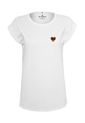 Weißes Baumwoll-T-Shirt mit einem kleinen Herz-Design in Grün, Rot und Schwarz. Klassischer Rundhalsausschnitt mit umgeschlagenen kurzen Ärmeln.