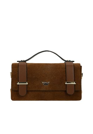 Brązowa prostokątna torebka zamszowa z ciemnobrązowymi skórzanymi paskami, srebrnymi klamrami i górnym uchwytem, z małym metalowym logo na środku.