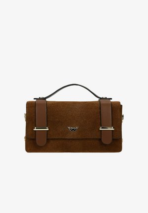 Brązowa prostokątna torebka zamszowa z ciemnobrązowymi skórzanymi paskami, srebrnymi klamrami i górnym uchwytem, z małym metalowym logo na środku.
