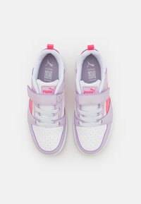 Baskets de sport violettes et roses avec des accents blancs, dotées d'une sangle velcro, d'un système de laçage et d'un bout perforé pour la respirabilité.