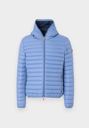 Giacca a vento trapuntata azzurro chiaro con cappuccio, cerniera frontale completa e polsini elastici, mostrata su sfondo bianco.