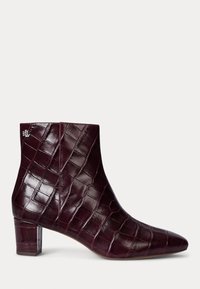 Bottine bourgogne en cuir brillant avec un motif crocodile, dotée d'un talon carré et d'une pointe pointue. Logo affiché sur le talon.