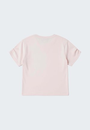 T-shirt met korte mouwen in lichtroze, gemaakt van zacht materiaal. Voorzien van een ronde hals en licht opgeblazen mouwen, met een gladde textuur en een casual ontwerp.