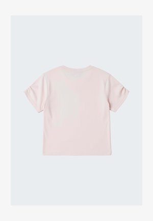 T-shirt met korte mouwen in lichtroze, gemaakt van zacht materiaal. Voorzien van een ronde hals en licht opgeblazen mouwen, met een gladde textuur en een casual ontwerp.