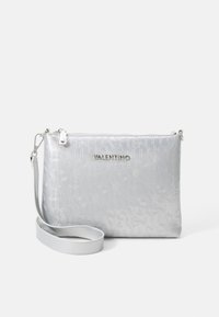 Borsa crossbody in pelle argentata con motivo "Valentino" in rilievo, chiusura con zip e tracolla removibile. Forma rettangolare compatta.