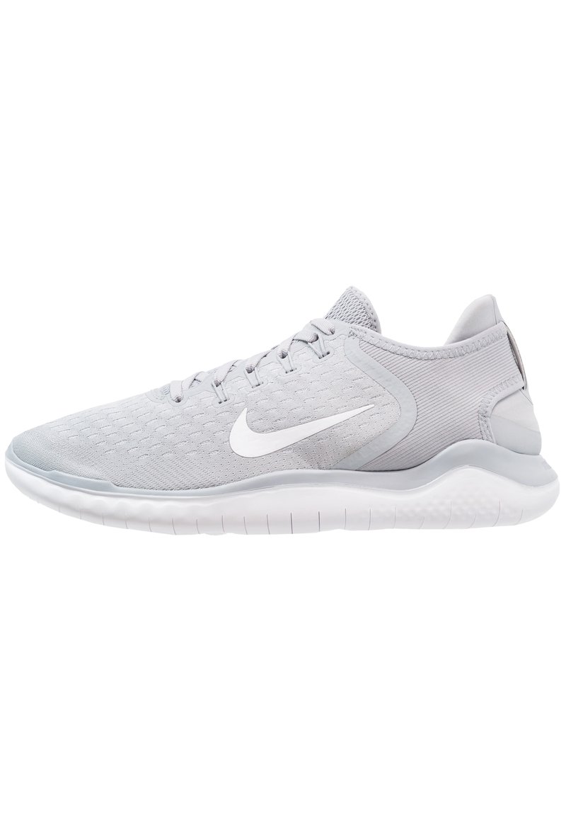 Jasnoszare buty sportowe z teksturowanej siateczki, z białym logo Nike, sznurowanym zapięciem i elastyczną gumową podeszwą.