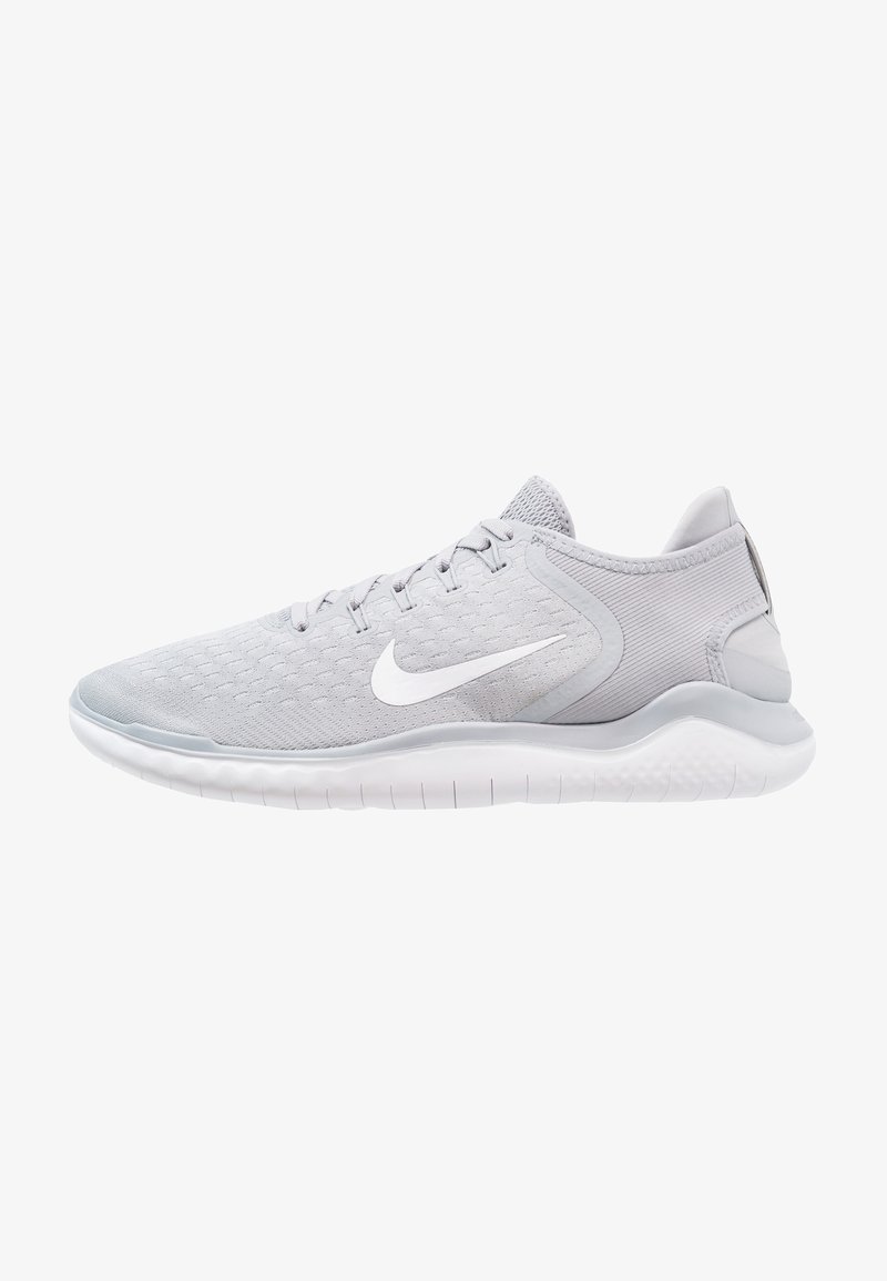 Jasnoszare buty sportowe z teksturowanej siateczki, z białym logo Nike, sznurowanym zapięciem i elastyczną gumową podeszwą.