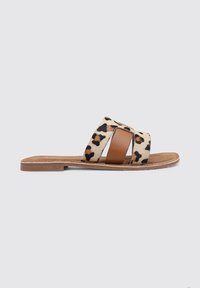 Chanclas de leopardo con dos correas anchas en la parte superior, una en cuero sintético color marrón y con una plantilla suave y texturizada. Diseño abierto y plano.