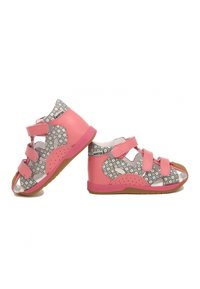 Sandali per neonati rosa con tomaia in tessuto a motivo floreale, dettagli sintetici rosa, tre cinturini in Velcro e suola in gomma.