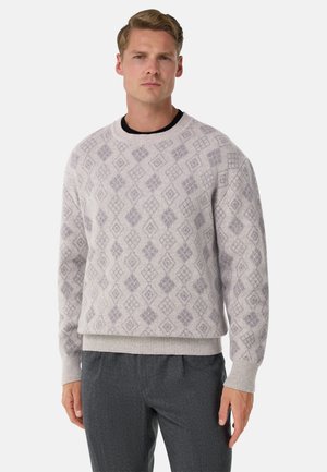 Pull gris clair avec des motifs en losange gris foncé. Manches et bas côtelés. Encolure ras du cou, tissu texturé, coupe décontractée.
