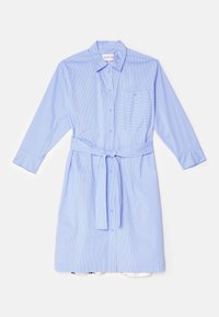 Sukienka koszulowa w jasnoniebieskim kolorze, z długim rękawem, zapinana na guziki, z cienkimi pionowymi paskami, kieszonką na piersi, kołnierzykiem i paskiem wiązanym w talii.