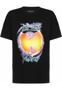 Svart t-skjorte med en stor, stilisert Wu-Tang-logo i gult og oransje, med "Wu-Tang Forever" i livlige blå og hvite akenter.
