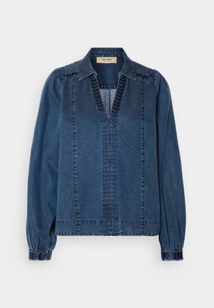 Jeansowa kurtka w ciemnym niebieskim kolorze, z dekoltem w serek, marszczonymi rękawami oraz teksturowanymi detalami szycia. Zaprojektowana w luźnym kroju z wyraźnie zaznaczonymi ramionami.