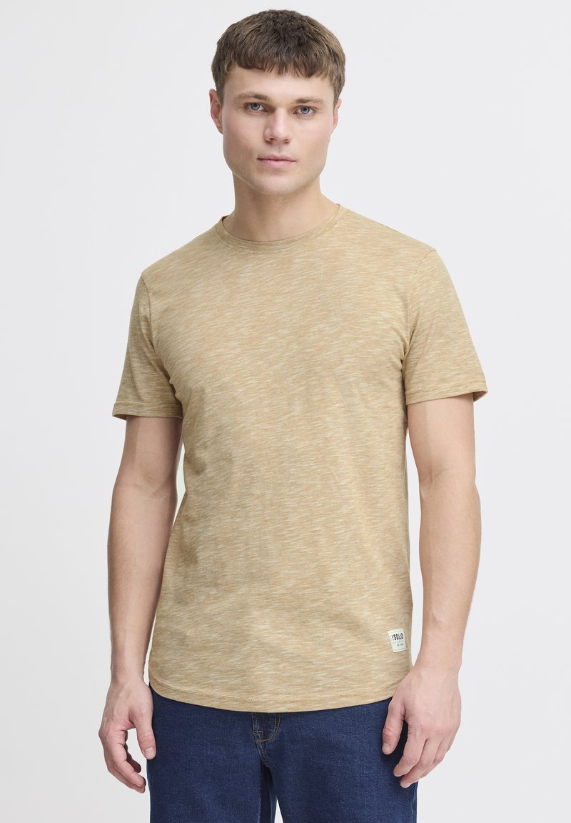 Tricou cu mânecă scurtă și gât rotund, de culoare bej deschis, cu un model texturat, melanj. Include un mic detaliu cu etichetă în partea de jos.