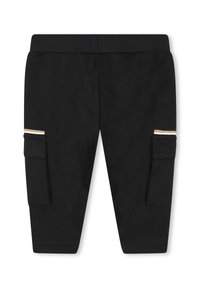 Pantaloni cargo neri con una cintura elasticizzata, dotati di tasche laterali e un accento a righe oro e bianche sulla gamba destra. Materiale in cotone.
